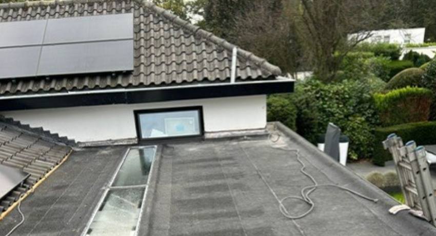 Professionele inspectie van bitumen dakbedekking voor slijtage herkenning