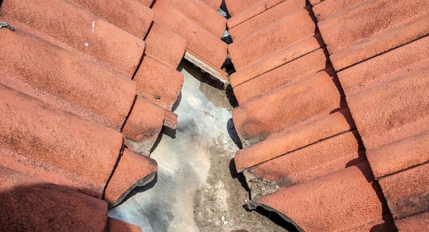 Dakspecialist inspecteert loodwerk voor daklood vervangen