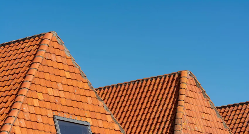 Dakisolatie buitenaf combineren met nieuwe dakpannen tijdens een complete dakrenovatie