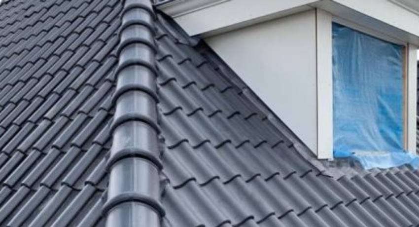 Beschadigde dakpannen die renovatie nodig hebben