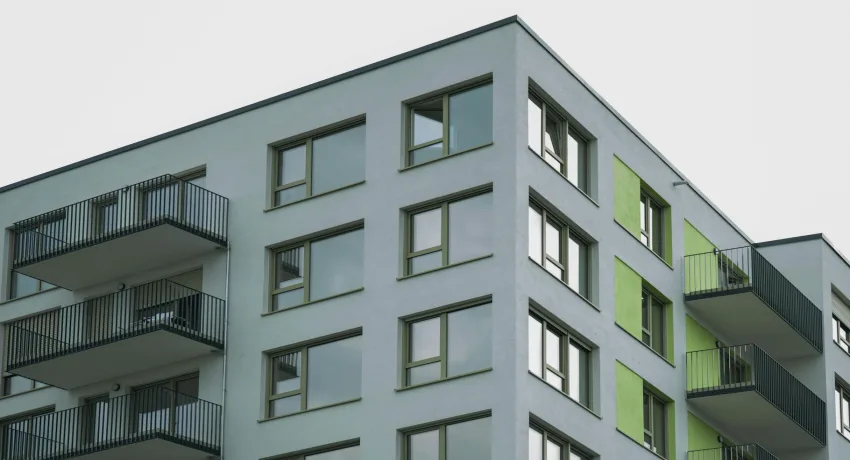 Gevel impregneren VvE tegen vochtdoorslag op de regenkant van een flat