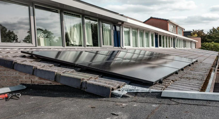 Waterschade opslag voorkomen door professionele inspectie bitumen dak bij zakelijk pand