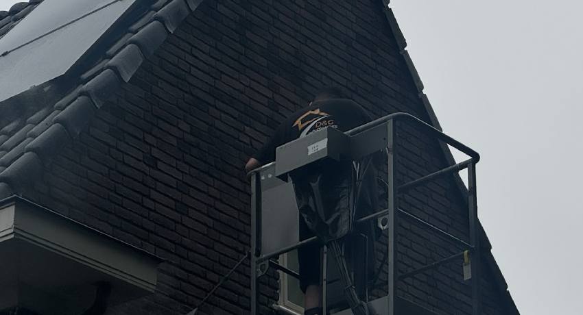 Professionele stoomreiniging van gevel door Dak en Gevel Renovaties specialist