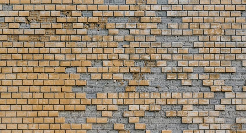Verschillende types gevelscheuren: haarscheuren, zettingsscheuren en structurele scheuren die professionele reparatie vereisen.