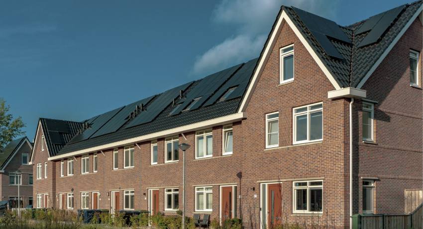 Professionele scheur in buitenmuur repareren in uitvoering: vakkundige reparatie van scheuren voor duurzame resultaten.