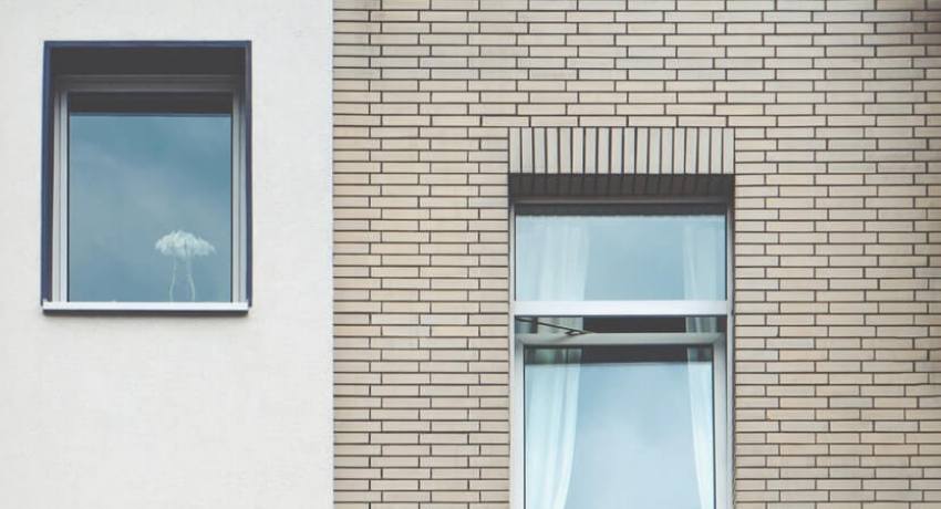 Aandachtspunten bij huis van buiten isoleren: ventilatie, vochtregulatie en detaillering.