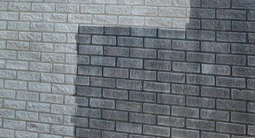 Groene aanslag verwijderen muur - professionele gevelreiniging methoden