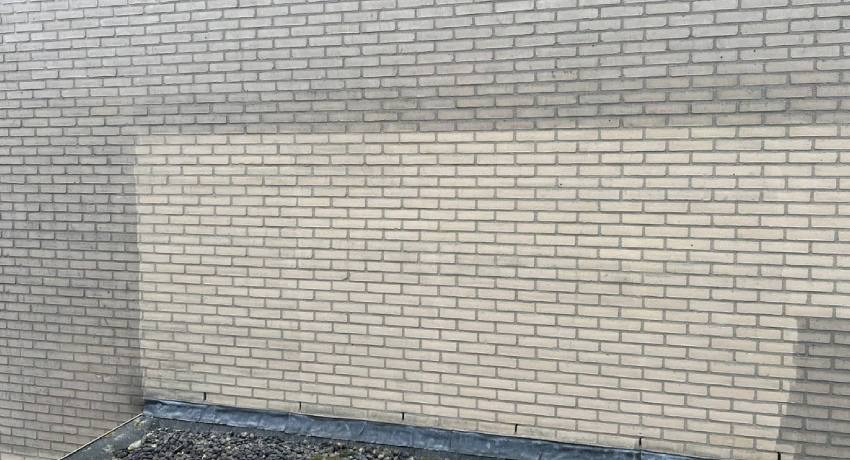 Gevel reinigen met hogedrukreiniger: professionele hogedrukreiniger reinigt bakstenen gevel effectief en veilig.