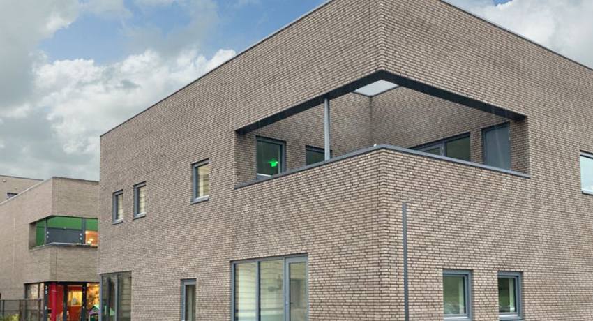 Beschadigd voegwerk dat vakkundig wordt hersteld.