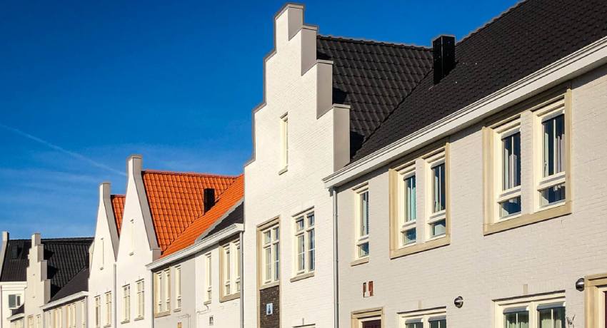 Voegen kleuren buitenmuur: vakkundige specialisten van Dak en Gevel Renovaties tijdens het aanbrengen van verschillende voegkleuren.