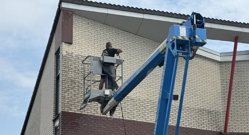 Gecertificeerd gevelreiniging bedrijf met professionele apparatuur en veiligheidstraining