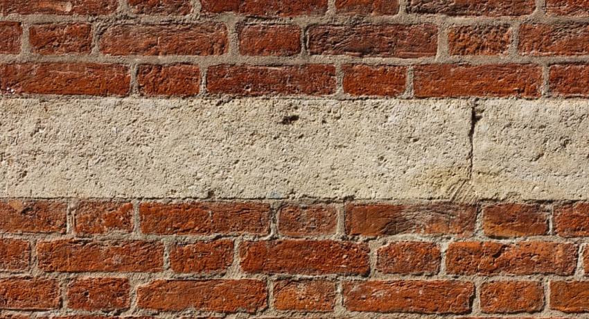 Voor en na foto stoomcleanen gevel met verschillende materialen