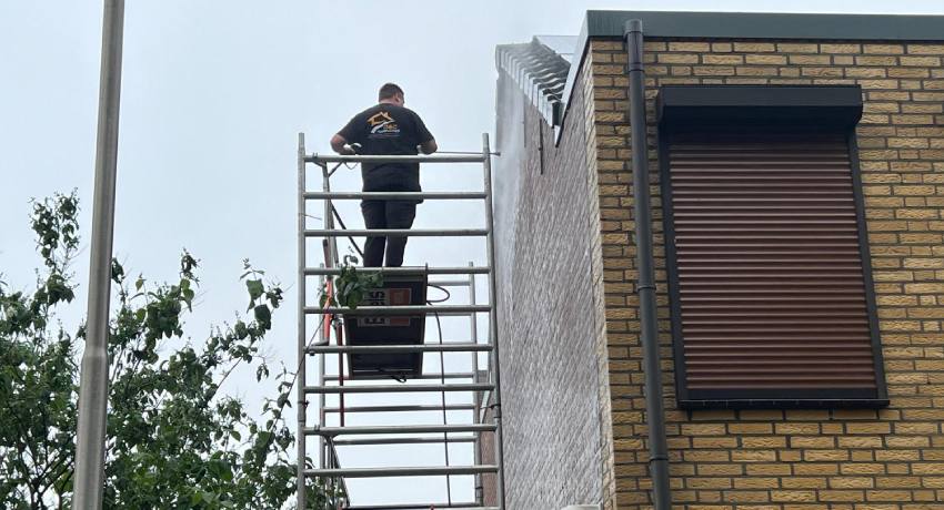 VCA-gecertificeerd gevelrenovatie bedrijf tijdens professionele werkzaamheden