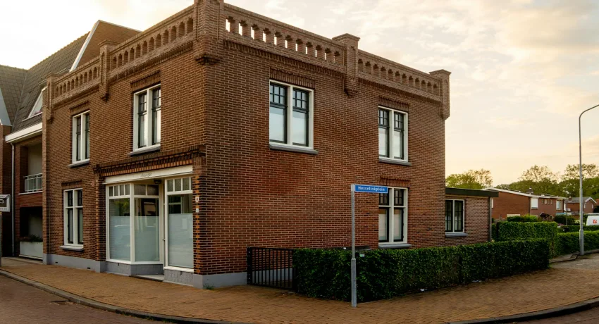 Stadsgevel reinigen en zandstralen stad met stofbeheersing en veiligheid