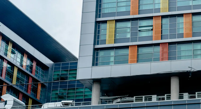 Zandstralen stad met maatregelen om overlast minimaliseren bij stadsgevel reinigen