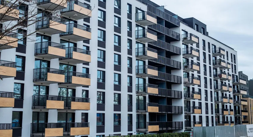 Zakelijk beheer van een groot gebouw met gecombineerd dak en gevelonderhoud