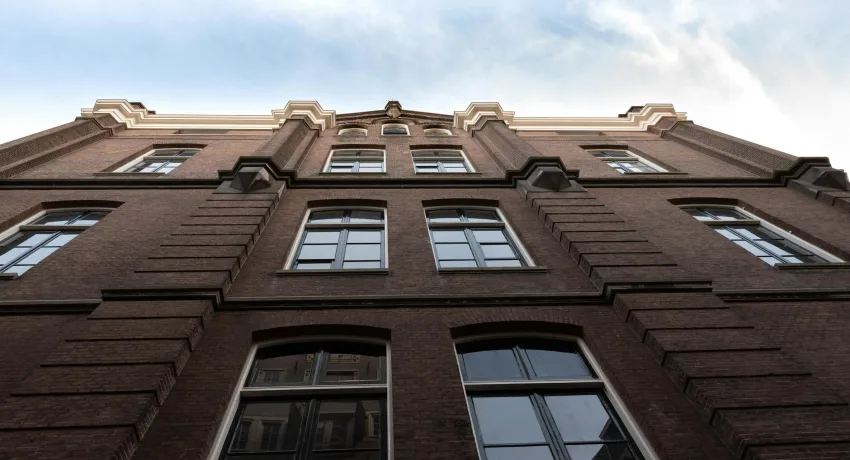 Oude windveren herstellen en een dakrand van een ouder dak zorgvuldig renoveren