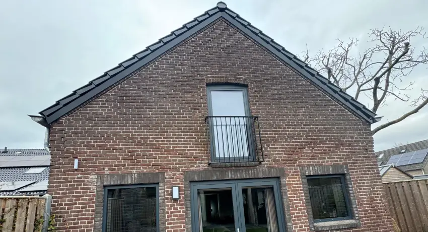 Stap-voor-stap proces van gaten vullen muur: van voorbereiding tot professionele afwerking.