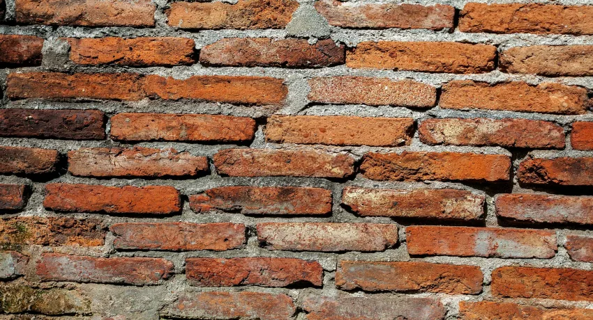 Schade aan metselwerk herstellen bij dakrand en kozijn aansluiting