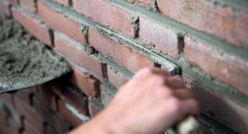 Professionele toepassing van impregneermiddel op enkelsteensmuur