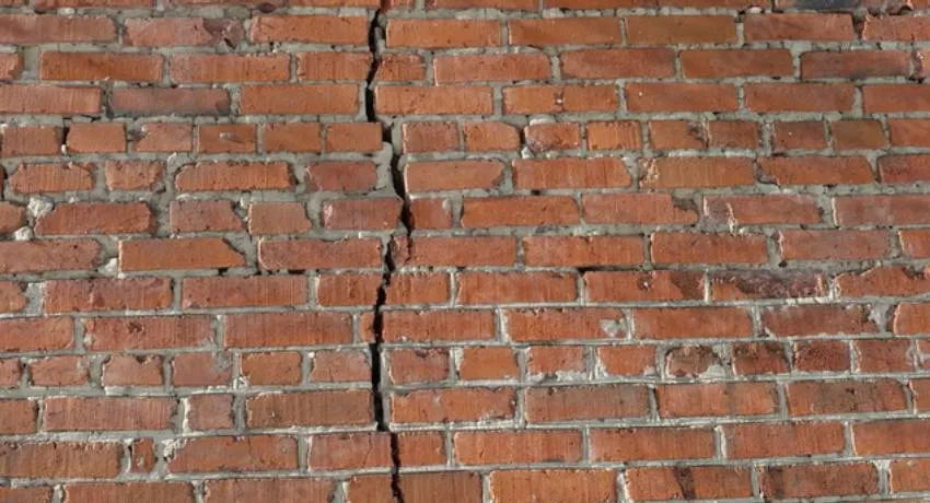 Scheur in buitenmuur repareren door ervaren specialisten — van injectie tot structureel metselwerk herstellen.