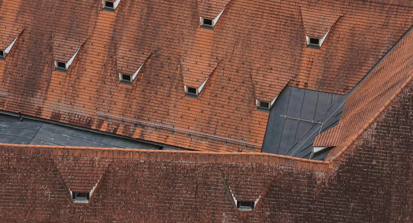 Slechte nokvorst die tot houtrot in dakconstructie kan leiden