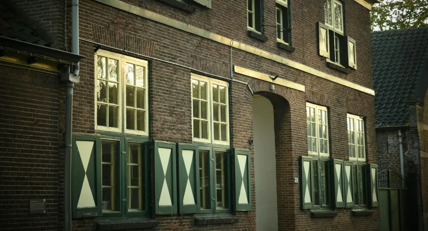 Resultaat van stoomreiniging kantoor en kantoorgevel reinigen