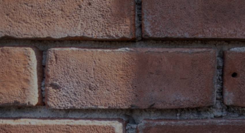 Verschillende voegkleuren en -stijlen: demonstratie van lichte, donkere en contrasterende voegen bij verschillende baksteenkleuren door Dak en Gevel Renovaties.