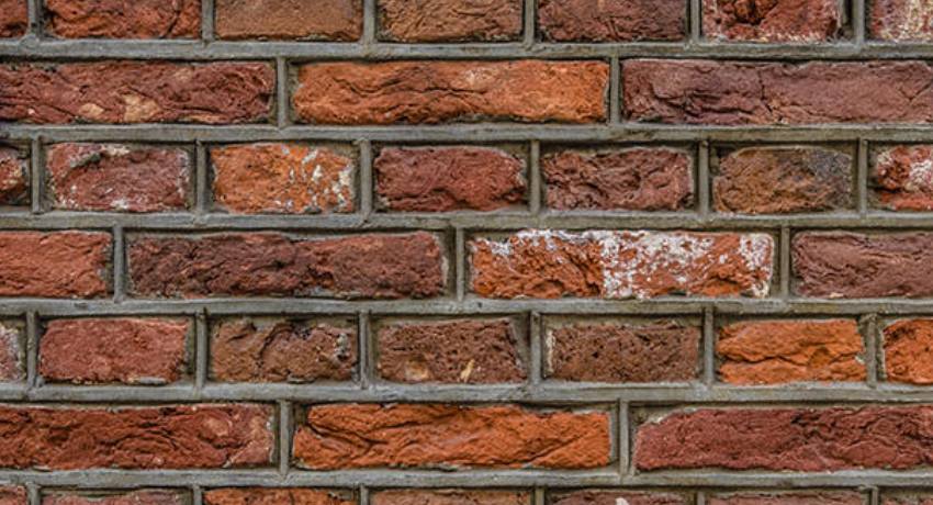 Knipvoeg in een bakstenen gevel, professioneel voegwerk door Dak en Gevel Renovaties