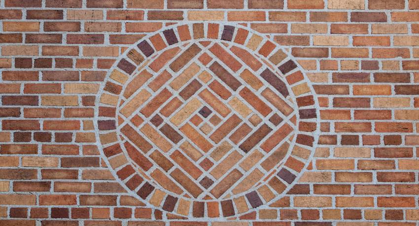 Onderhoud van verschillende voegkleuren: demonstratie van het effect van verwering en reiniging op lichte en donkere voegen door Dak en Gevel Renovaties.