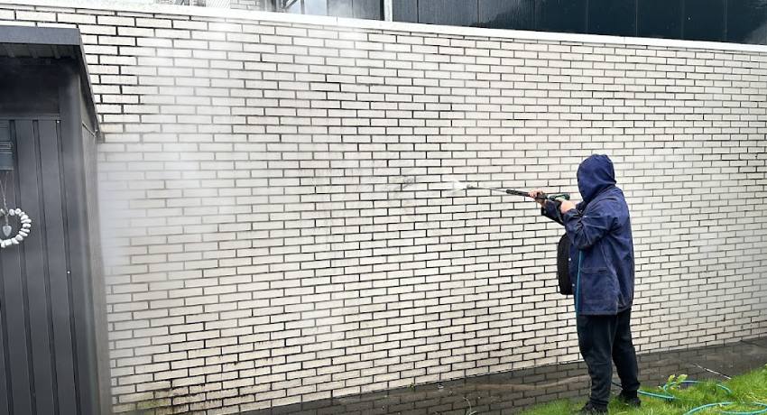 Gevel reinigen hogedruk: professionele reiniging van vervuilde gevels