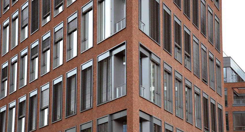 Bakstenen gevel van een modern kantoorpand, voorbeeld van gevelonderhoud aan een bedrijfspand