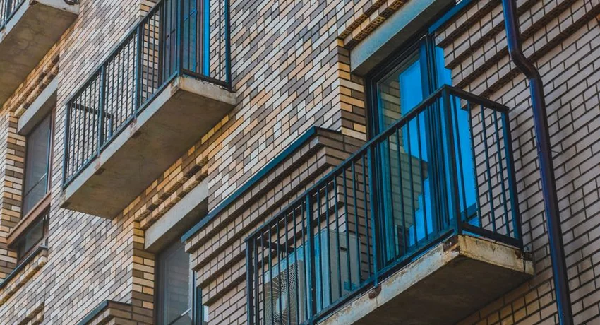 Gevel met galerijen en balkons van een appartementencomplex, typisch werk voor gevelonderhoud bij een VvE