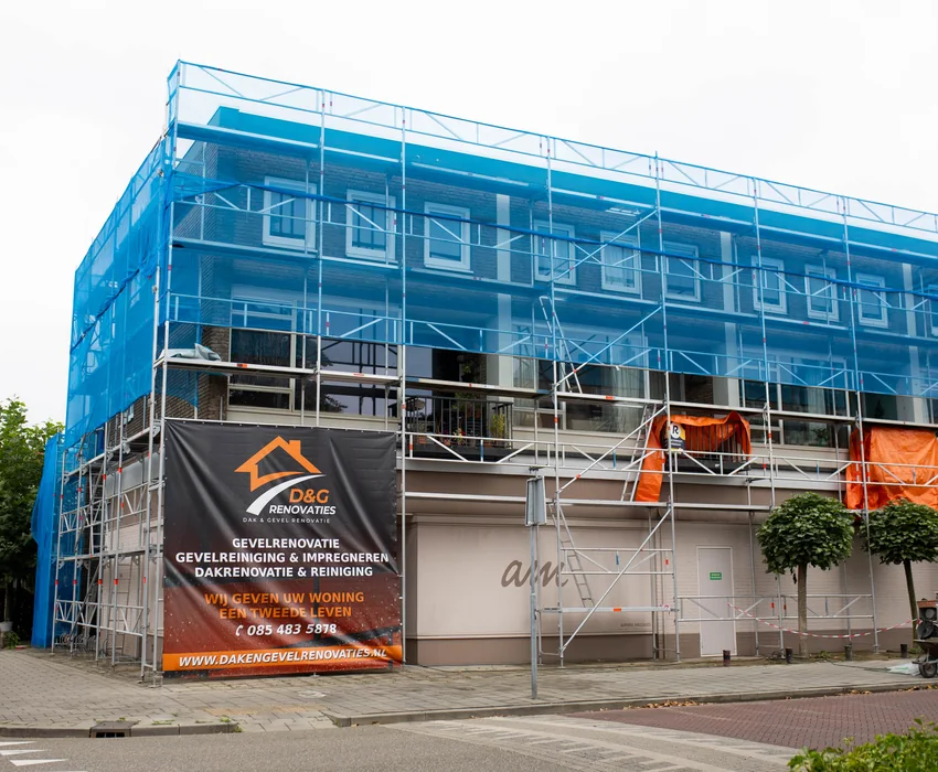 Bedrijfspand met appartementen in de steigers voor gevelrenovatie, gevelreiniging, impregneren en dakrenovatie door Dak en Gevel Renovaties